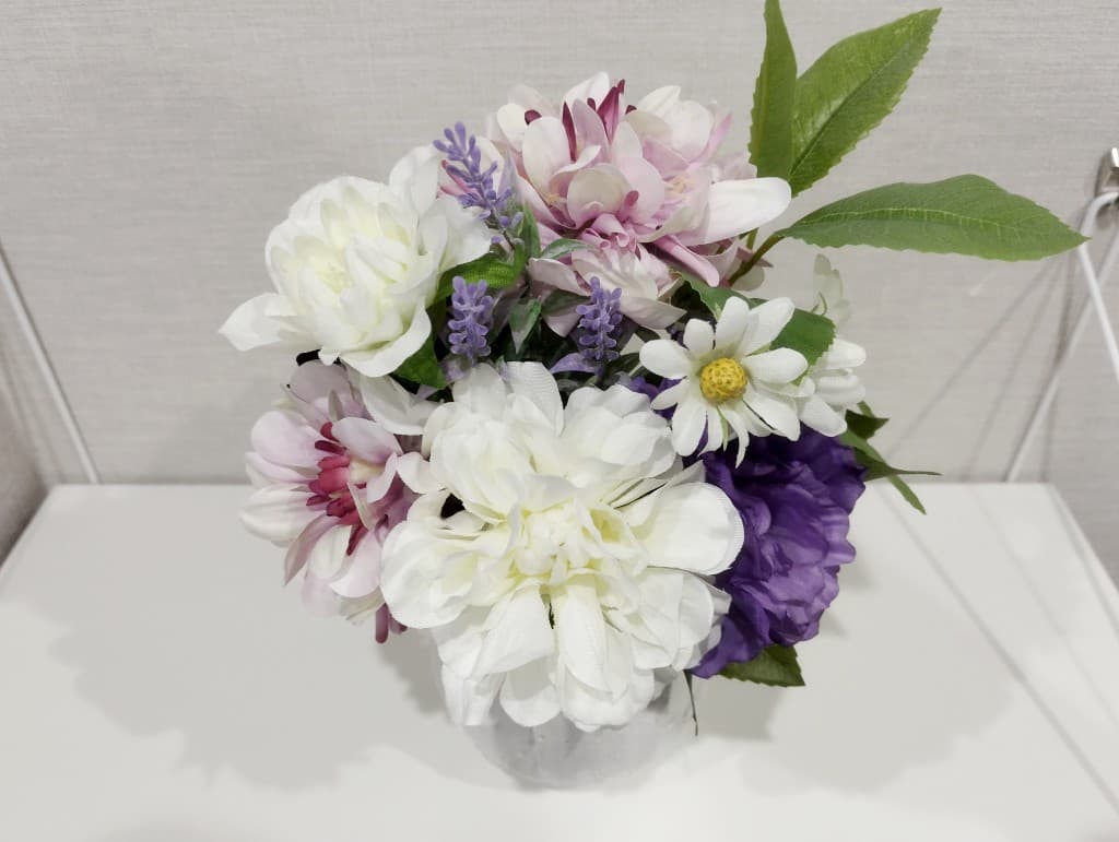 受付カウンターに飾られた花、温かみのある店内の様子